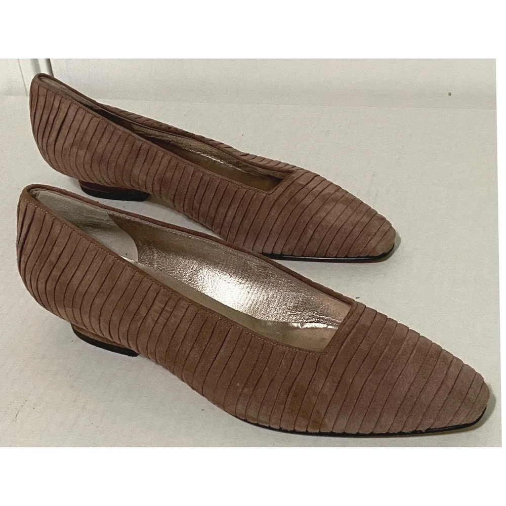 Anne Klein Vtg 80s Taupe Pleated Suede Low Heel Pumps Made in Italy Size 7.5M